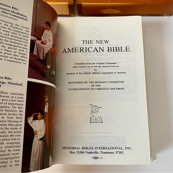 Vintage 1976 Catholic Illustrated Holy Bible Memorial Edition in Wood Cedar Box - Picture 7 of 11